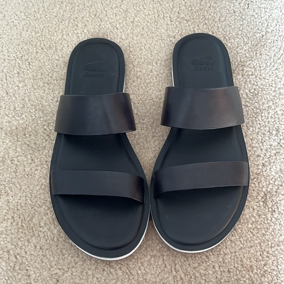 💜 HOST PICK 💜 Roots Kingston Sandal in Black - Picture 3 of 9